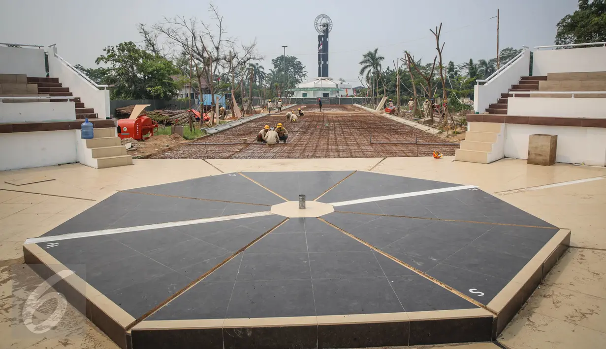 Pekerja menyelesaikan proyek pelebaran objek wisata di Tugu Khatulistiwa, Pontianak, Kalimantan Barat, 23 Agustus 2015. Ikon wisata kota Pontianak ini masih menjadi primadona wisata sejarah bagi wisatawan lokal maupun luar. (Liputan6.com/Faizal Fanani)