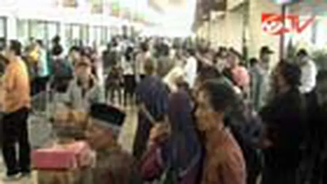 Pemudik Padati Bandara Juanda