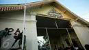 Simbol huruf PA di pasang gapura pintu Puro Pakualaman menjelang penobatan Paku Alam X di Yogyakarta, Rabu (6/1). KGPH Prabu Suryodilogo akan di nobatkan pada esok hari  dengan gelar KGPAA Paku Alam. (Boy Harjanto)
