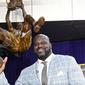 Legenda NBA Shaquille O'Neal berpose dengan patung dirinya di Staples Center. (AP Photo/Mark J. Terrill)