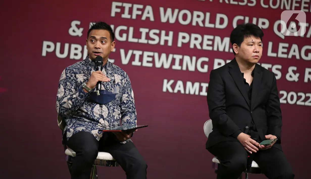 Senior Associate - K&K Advocates, Fajar Budiman Kusumo (kiri) menjadi narasumber dalam Press Conference FIFA World Cup 2022 Privacy, Public Viewing Rights & Regulations di Studio 8 Emtek, Jakarta, Kamis (23/6/2022). (Liputan6.com/Faizal Fanani)