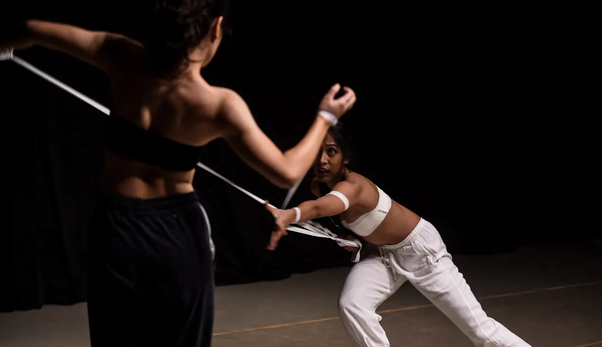 Anggota Ballet Sumber Cipta saat latihan jelang pertunjukan balet virtual To Live To Love To Dance, Jakarta, Minggu (25/7/2020). Di tengah pandemi COVID-19, Ballet Sumber Cipta akan tampil dalam pertunjukan balet virtual pertama mereka pada 26 Juli 2020. (Xinhua/Agung Kuncahya B.)