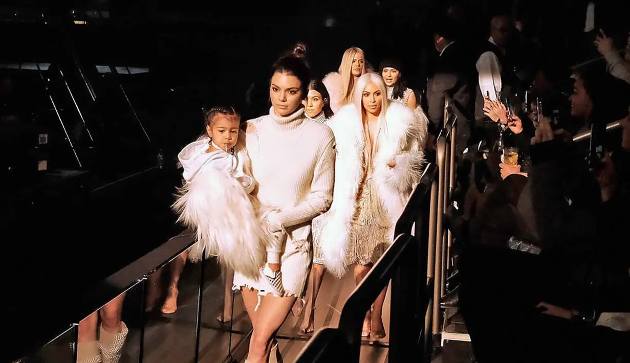 Nah kalau yang ini saat North West anteng banget makan permen sambil digendong Kendall Jenner. (Dimitrios Kambouris/Getty Images/E! News)