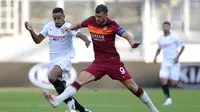 Striker AS Roma, Edin Dzeko berduel dengan pemain Sevilla pada laga di ajang Liga Europa. (Friedemann Vogel / POOL / AFP)