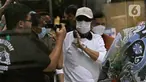 Wali Kota Ambon, Richard Louhenapessy (tengah) bersiap memasuki Gedung KPK, Jakarta, Jumat (13/5/2022). Richard Louhenapessy akan menjalani pemeriksaan dugaan suap terkait pemberian persetujuan izin prinsip pembangunan cabang usaha retail di Kota Ambon tahun 2020. (Liputan6.com/Helmi Fithriansyah)