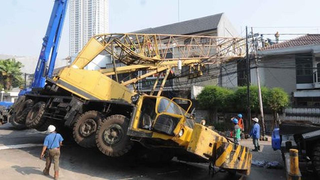 Ini sebab crane jatuh di Jaksel dan timpa rumah pensiunan jenderal
