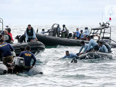 Pasukan Kopaska TNI AL mencari puing pesawat Sriwijaya Air SJ 182 di perairan Kepulauan Seribu, Jakarta, Selasa (12/1/2021). Operasi SAR masih terus dilakukan hingga hari keempat saat ini. (Liputan6.com/Faizal Fanani)