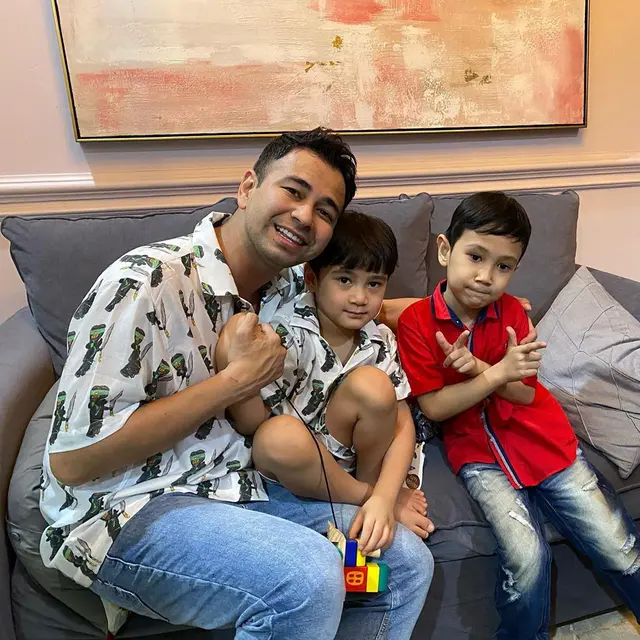 6 Momen Pertemuan Rafathar dengan Kembarannya yang Viral, Bak Pinang Dibelah Dua