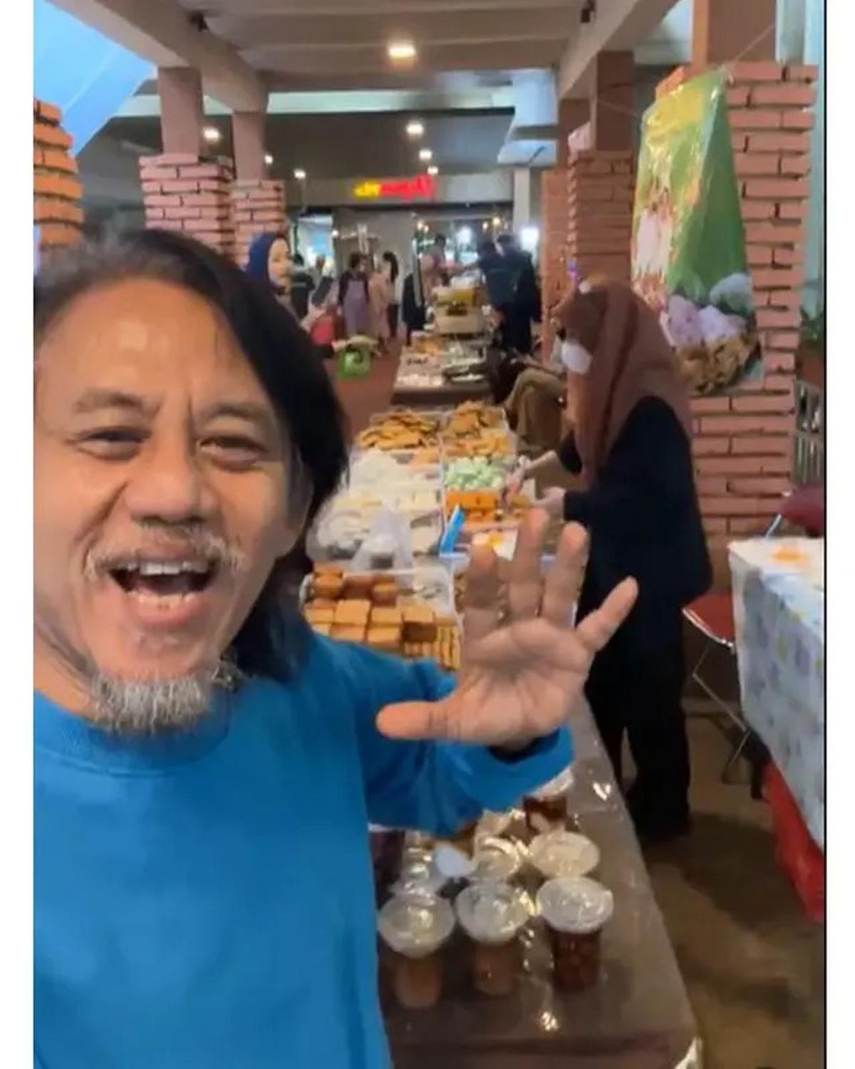 6 Potret Epy Kusnandar dan Istri Jual Takjil di Bazar Ramadhan, Raup Jutaan Rupiah
