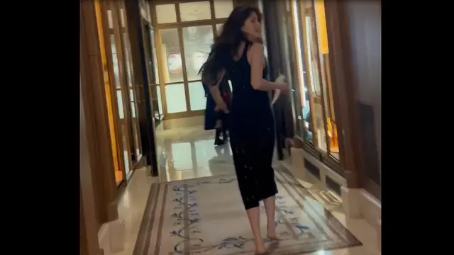 Han So Hee Tampil Percaya Diri Saat Nyeker (Foto: Instagram xeesoxee)