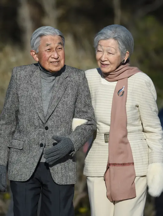 Kaisar Jepang Akihito bersama Permaisuri Michiko berjalan-jalan di pantai dekat Hayama Imperial Villa, Prefektur Kanagawa, Senin (21/1). Akihito akan menjadi kaisar Jepang pertama yang turun takhta dalam 200 tahun terakhir. (Kazuhiro NOGI/AFP)