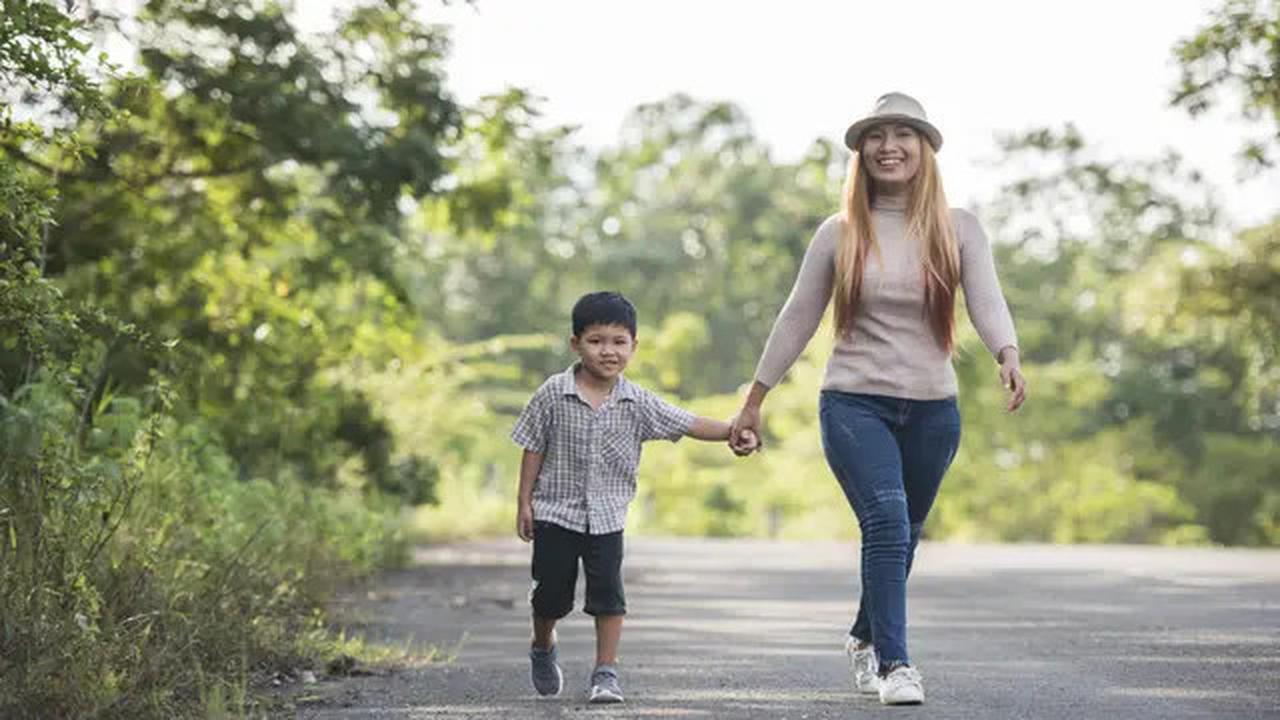 5 Manfaat Ajak Anak Membiasakan Jalan Kaki Sejak Dini