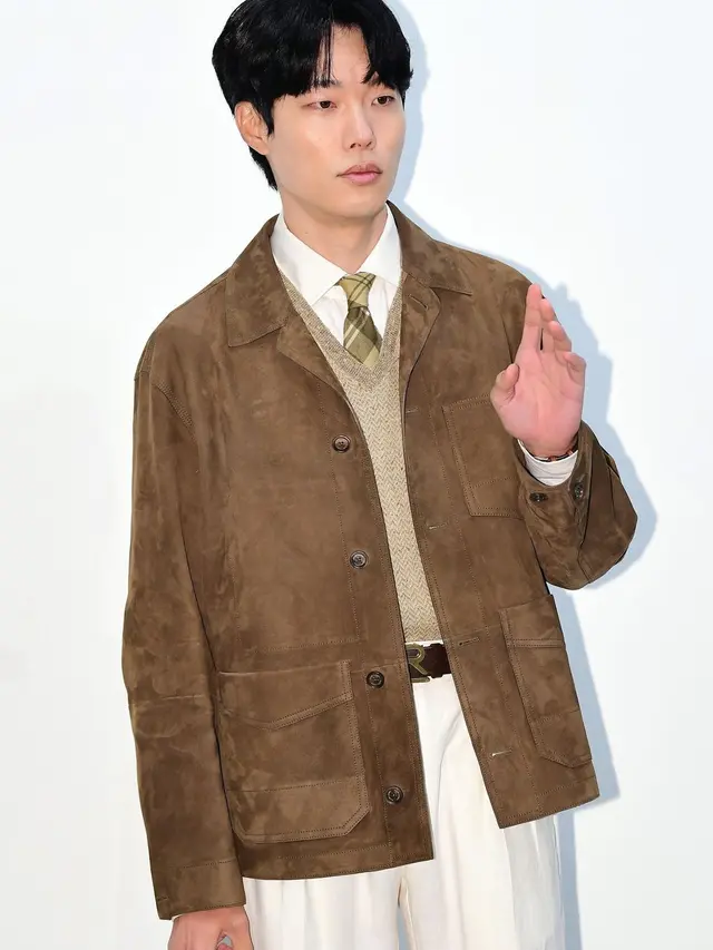 Potret Perdana Ryu Jun Yeol Usai Kena Kontroversi Transit Love dengan Han So Hee, Tampil Wajah Datar dengan Outfit Anak Sekolah