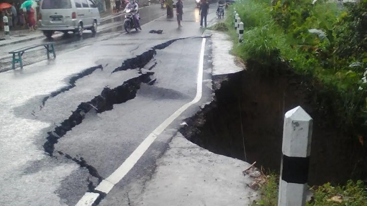 Jalur Utama Ponorogo - Trenggalek Ambles Sedalam 10 Meter