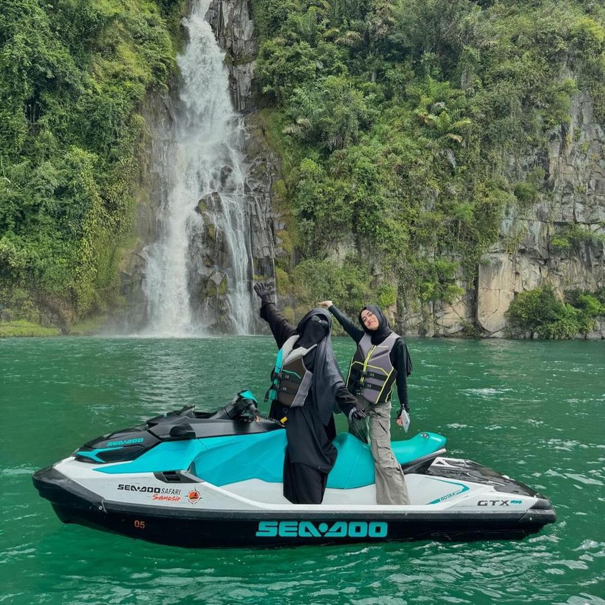 Buktikan Cadar dan Busana Syar'i Tak Jadi Penghalang, Ini 7 Potret Umi Pipik Ngebut Naik Jetski di Danau Toba