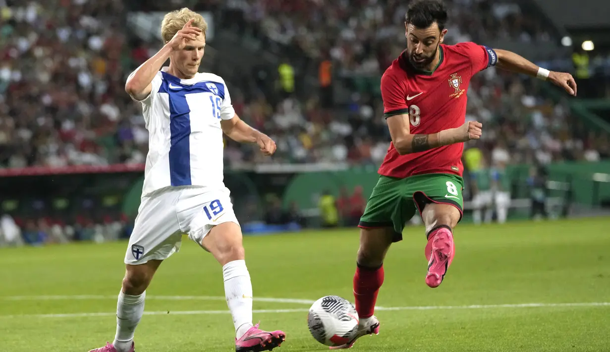 Portugal, menang berkat aksi Ruben Dias (17'), penalti Diogo Jota (45+4'), dan sepasang gol Bruno Fernandes (55', 84').  (AP Photo/Armando Franca)
