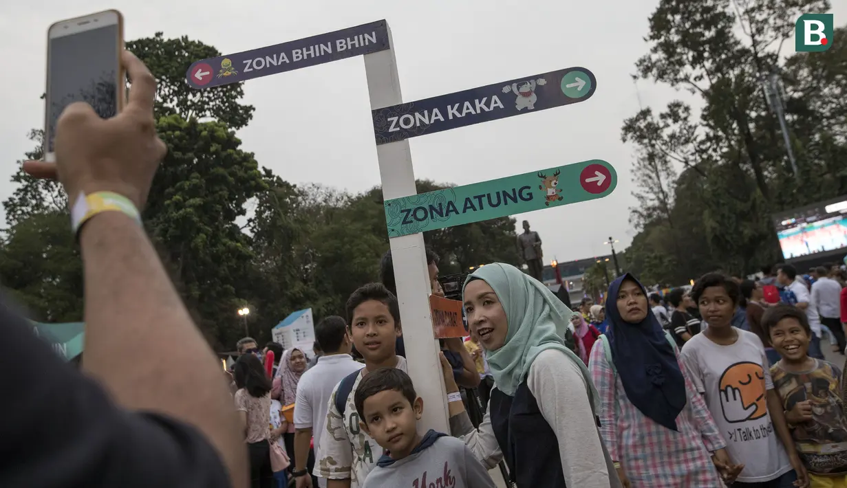 Pengunjung beserta keluarga berfoto di area Festival Asian Games 2018 pada hari Sabtu (1/9/2018) di kawasan Gelora Bung Karno, Senayan Jakarta. (Bola.com/Peksi Cahyo)