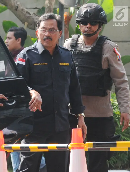 Gubernur Kepulauan Riau (Kepri) Nurdin Basirun turun dari mobil setibanya di Gedung KPK, Jakarta, Kamis (11/7/2019). Nurdin beserta lima orang lainnya terjerat Operasi Tangkap Tangan (OTT) KPK terkait dugaan kasus suap dana izin reklamasi di Provinsi Kepri. (merdeka.com/Dwi Narwoko)