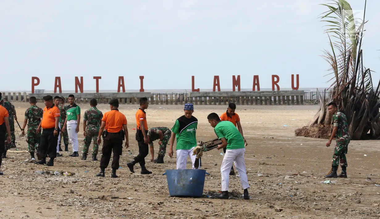 Masyarakat bersama pelajar dan TNI-Polri melakukan bersih-bersih sampah di Pantai Lamaru, Balikpapan, Kalimantan Timur, Selasa (23/7/2019). Pertamina dan Bhayangkari mengajak masyarakat Balikpapan untuk peduli lingkungan agar tidak membuang sampah sembarangan. (Liputan6.com/Angga Yuniar)