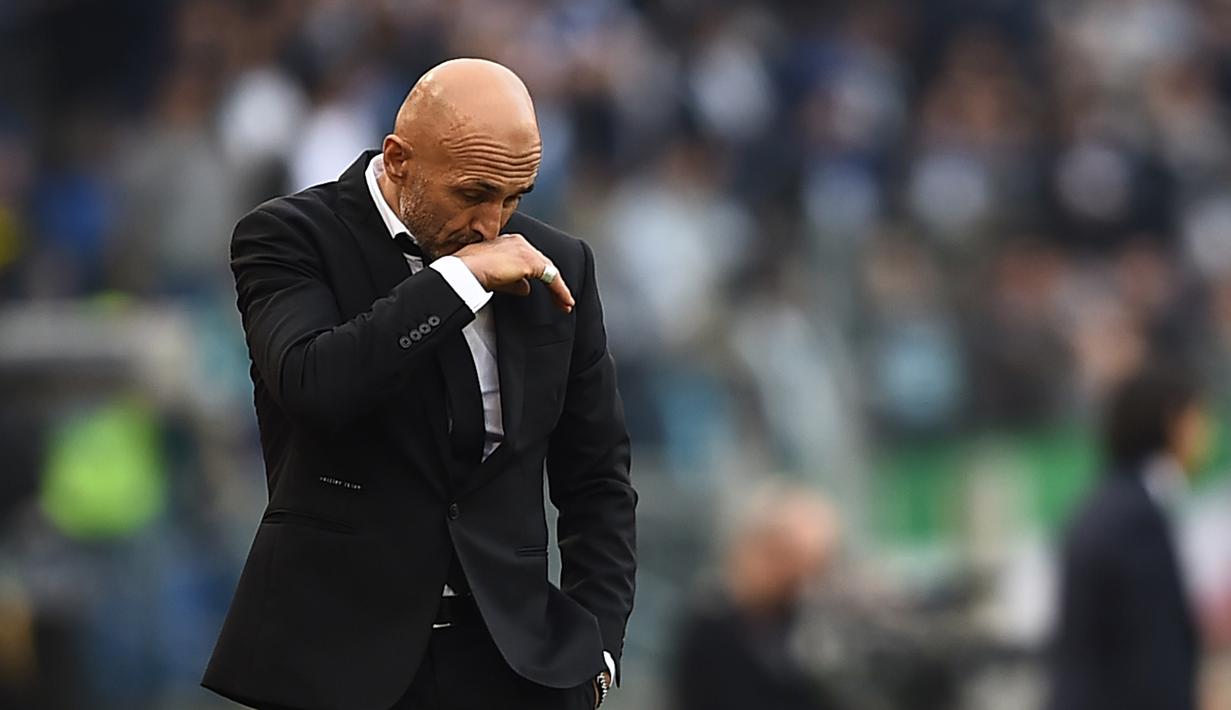 Ekspresi Pelatih AS Roma, Luciano Spalletti saat menemani timnya melawan Lazio pada laga Derby della Capitale di Olympic Stadium, Roma, Italia, (4/12/2016). AS Roma menang 2-0.  (AFP/Filippo Monteforte)