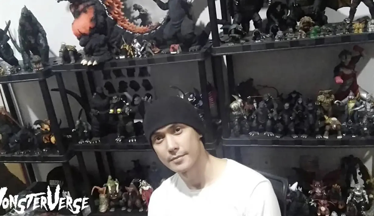 Ternyata Wisnu juga memiliki kegemaran yang lain selain menggambar makhluk halus. Wisnu yang juga memiliki channel youtube sering memperlihatkan koleksi action figure. (Liputan6.com/IG/@wisnuhardana)