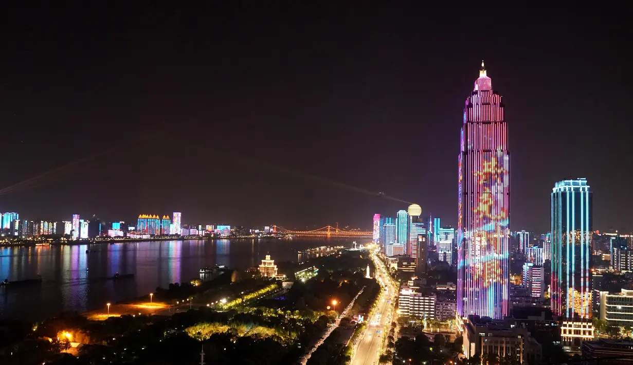 Pertunjukan cahaya di Wuhan, Provinsi Hubei, China tengah (14/4/2020). Pertunjukan cahaya bertema "perjuangan melawan COVID-19" digelar setiap malam di Wuhan baru-baru ini. (Xinhua/Wang Yuguo)