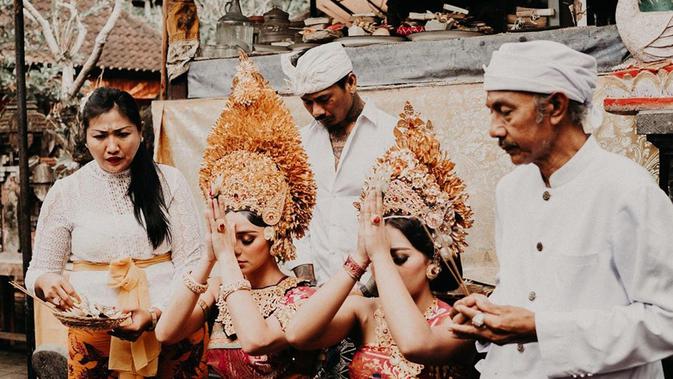 Tradisi yang dilaksanakan Nora Alexandra ini adalah Upacara potong gigi ini dikenal oleh masyarakat Bali dengan nama metatah, mapandes, atau masangih dan merupakan salah satu kewajiban dari orangtua kepada anak-anaknya. (Liputan6.com/IG/@ncdpapl)