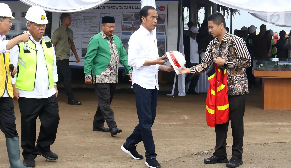 Presiden Joko Widodo atau Jokowi memakai seragam pengaman saat meninjau proyek Terowongan Nanjung di Kabupaten Bandung, Jawa Barat, Minggu (10/3). Terowongan Nanjung menembus tebing sepanjang 230 meter. (Liputan6.com/Angga Yuniar)