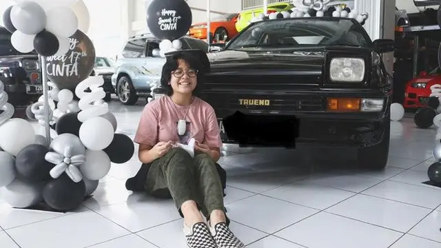 Momen Cinta Kuya Dapat Hadiah Mobil Sport Klasik. (Sumber: Instagram.com/astridkuya)