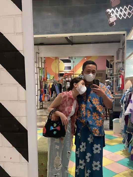 Tampil serasi, Zara dan Kakang mengenakan vest bermotif dan ripped jeans, sementara Kakang tampil kece kenakan kemeja dan celana jeans motif bunga senada. (Instagram/abimanyu____).