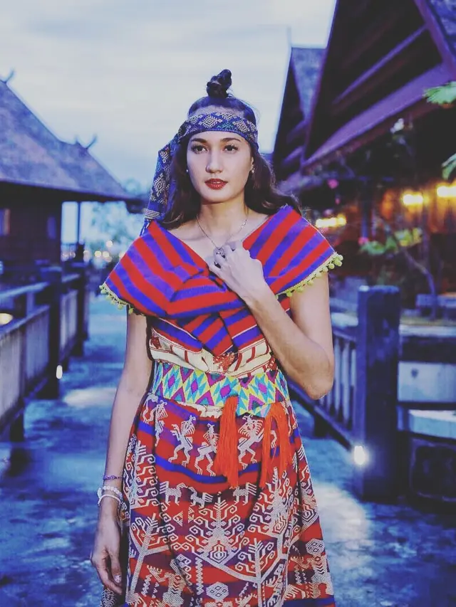 [Bintang] Dari Sendal Sampai Outer, Kecenya Gaya Etnik Nadine Chandrawinata