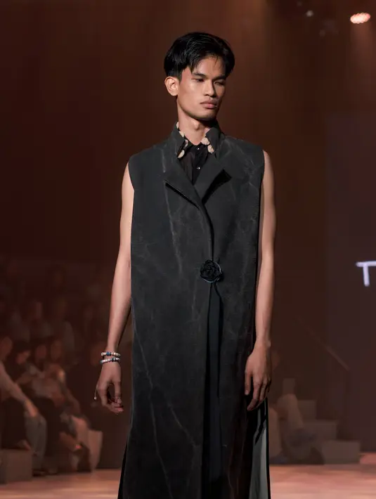 Menampilkan 10 looks berbeda, koleksi Dua Sembilan adalah bukti keberlanjutan dan individualitas, dengan masing-masing bagian dibuat cermat dari bahan daur ulang, seperti denim, print, linen, dan renda. [Foto: Document/Plaza Indonesia]