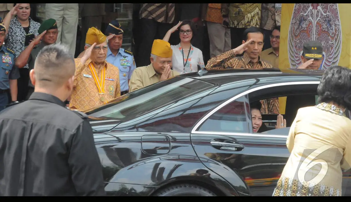 Jokowi memberikan hormat kepada SBY saat pulang dari acara peringatan Hari Veteran Nasional 2014, Balai Sarbini, Jakarta, Senin (11/8/2014) (Liputan6.com/Herman Zakharia)