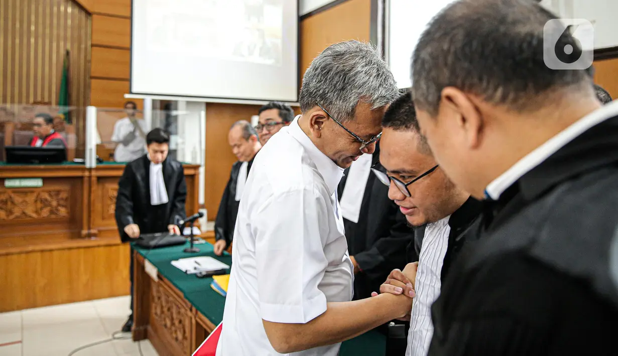 Terdakwa Agus Nurpatria usai menjalani sidang perdana di Pengadilan Negeri (PN) Jakarta Rabu (19/10/2022). Agus Nurpatria menyalami kuasa hukum dengan penuh senyuman usai menjalani sidang dengan agenda pembacaan surat dakwaan kasus obstruction of justice atau perintangan proses penyidikan terkait perkara dugaan pembunuhan berencana terhadap Nofriansyah Yosua Hutabarat atau Brigadir J. (Liputan6.com/Faizal Fanani)