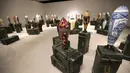 Replika bom warna-warni karya seniman Lebanon, Katya Traboulsi saat dipamerkan di Salih Barakat Gallery, Beirut, Selasa (10/4). Setiap bom membawa ikonografi yang terkait dengan identitas Lebanon. (ANWAR AMRO/AFP)