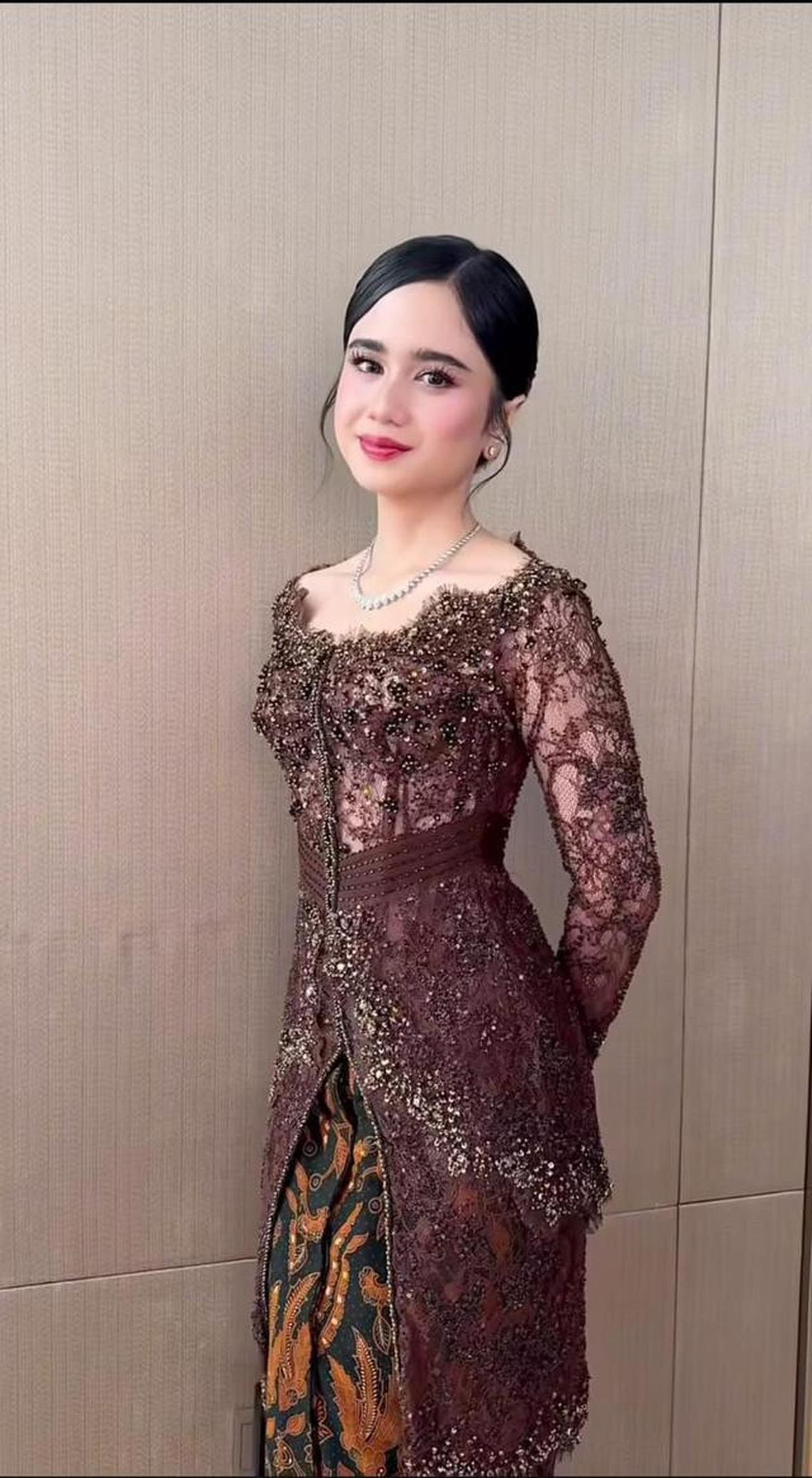 Inspirasi Kebaya ala Tissa Biani di Acara Pernikahan El Rumi dan Syifa Hadju, Cantiknya Mewah