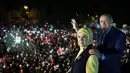Recep Tayyip Erdogan dan istrinya Emine Erdogan merayakan kemanangan di Istanbul (16/4). Dalam sistem presidensial absolut, Erdogan akan memiliki kekuasan penuh di bidang politik, keamanan dan ekonomi. (Yasin Bulbul/Presidential Press Service via AP)