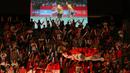 Penonton bergemuruh menyambut gelar juara dunia Ahsan/Hendra di Istora Gelora Bung Karno, Jakarta. Minggu (16/8/2015). (Bola.com/Arief Bagus)