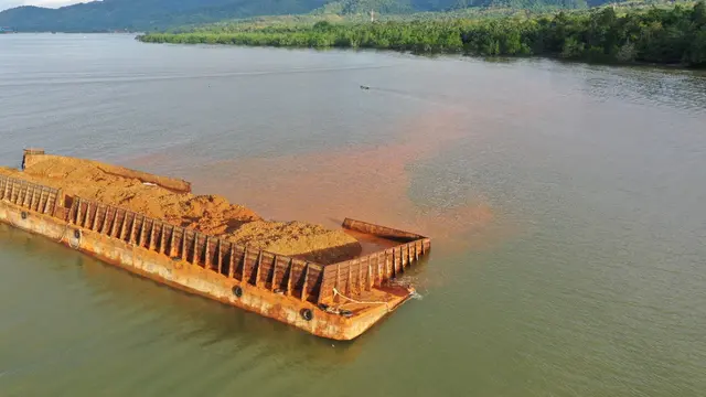 Warga tenggelam di sekitar tongkang karam di Pantai Batu Gong, Kecamatan Lalonggasumeeto, Konawe(Foto:Jon K-19)