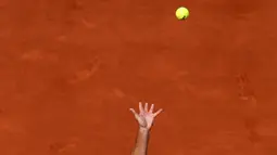 Petenis Prancis, Richard Gasquet, melakukan servis ke arah petenis AS, Bjorn Fratangelo, dalam laga Prancis Terbuka 2016 di Roland Garros, Paris, (25/5/2016). (Reuters/Benoit Tessier)