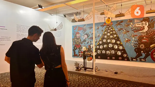 Pengunjung di ArtMoments Jakarta 2024 tampak sedang mengamati sebuah karya