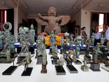 Sejumlah artefak dipamerkan sebelum upacara serah terima di Museum Nasional, Phnom Penh, Kamboja, Jumat (5/7/2019). Kolektor Jepang, Fumiko Takakuwa, secara sukarela mengembalikan sekitar 85 artefak berusia ribuan tahun asal Kamboja. (AP Photo/Heng Sinith)
