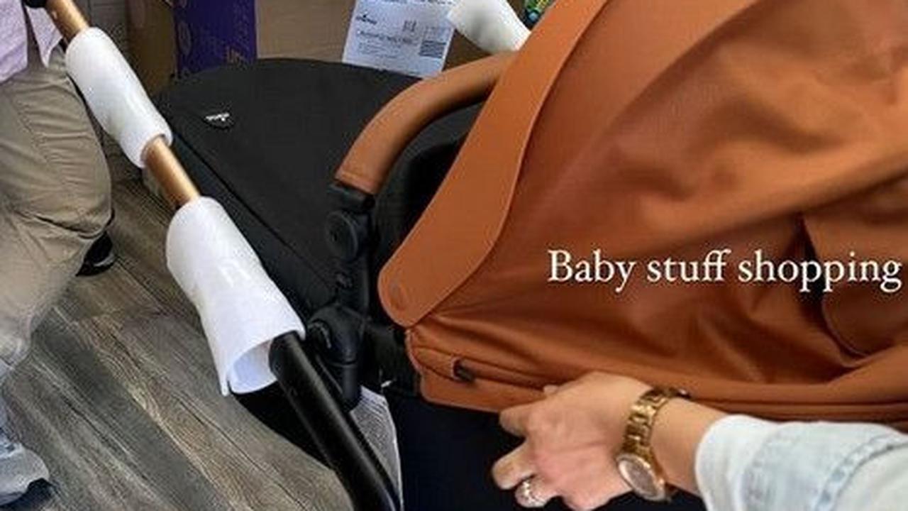 Erina juga memamerkan momen berbelanja perlengkapan bayi di California. Salah satunya adalah stroller yang harganya bikin kaget.