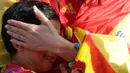 Seorang anak menangis usai Spanyol dikalahkan Italia 0-2 pada babak 16 Piala Eropa 2016 saat nonton bareng di fan zone Kota Paris, Prancis, Senin (27/6/2016). (Bola.com/Vitalis Yogi Trisna)