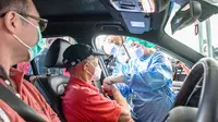 Menteri Kesehatan RI Budi Gunadi Sadikin mengapresiasi pelaksanaan vaksinasi drive thru menggandeng Halodoc di JIEXPO Kemayoran, Rabu, 3 Maret 2021. (Dok Kementerian Kesehatan RI)