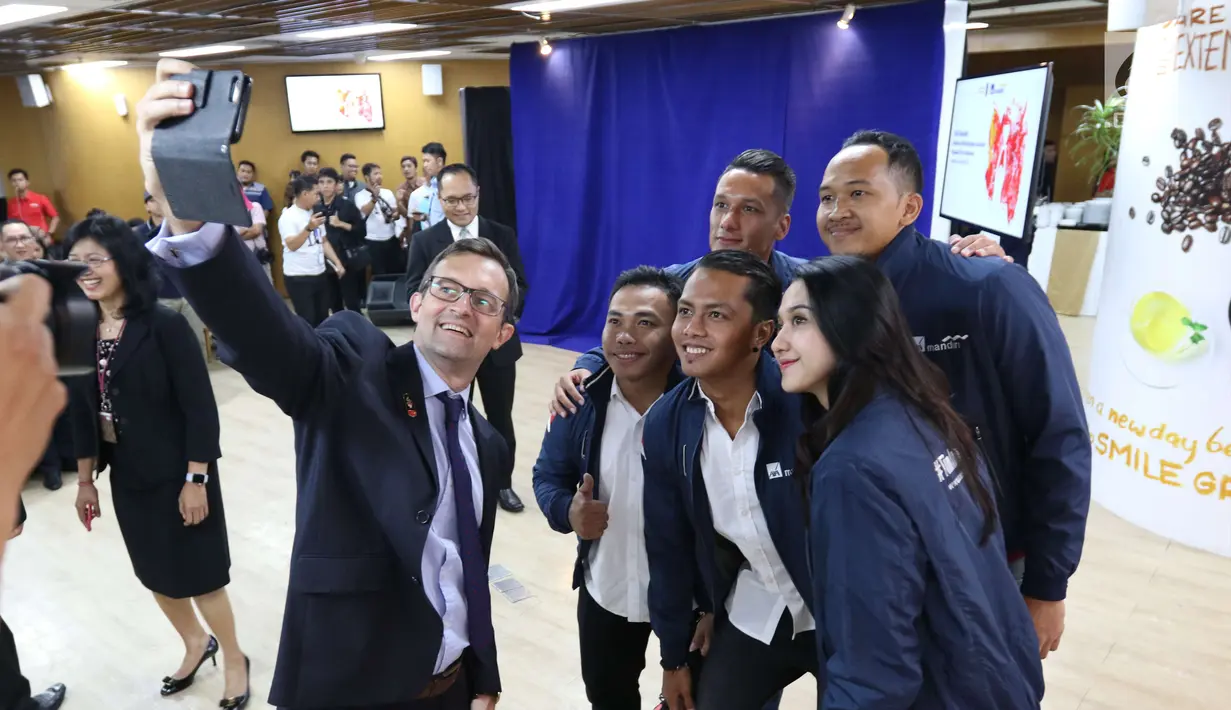 Presdir of AXA Mandiri, Jean-Philippe Vandenschrick berswafoto bersama atlet usai penandatanganan kerja sama di AXA Tower, Jakarta, Senin (23/4). AXA Mandiri resmi menjadi official partner Tim Indonesia di Asian Games 2018. (Liputan6.com/Angga Yuniar)