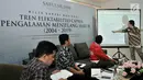 CEO Saiful Mujani Research Consulting (SMRC), Djayadi Hanan memaparkan grafik saat rilis hasil survei nasional Tren Elektabilitas Capres: Pengalaman Menjelang Hari H (2004-2019) di Kantor SMRC, Jakarta, Minggu (7/10). (Merdeka.com/Iqbal S Nugroho)