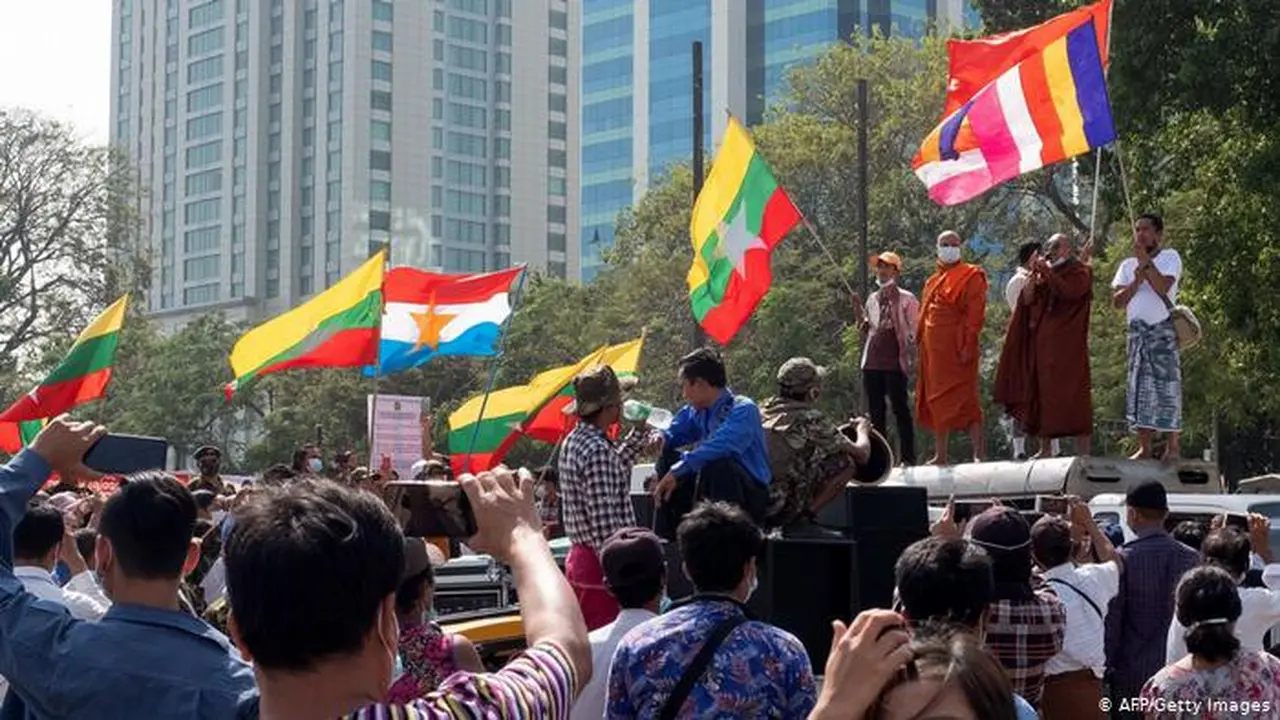 Pendukung militer Myanmar di pusat kota Yangon pada Senin (01/02) merayakan pengambilalihan kekuasaan pemerintah sipil.