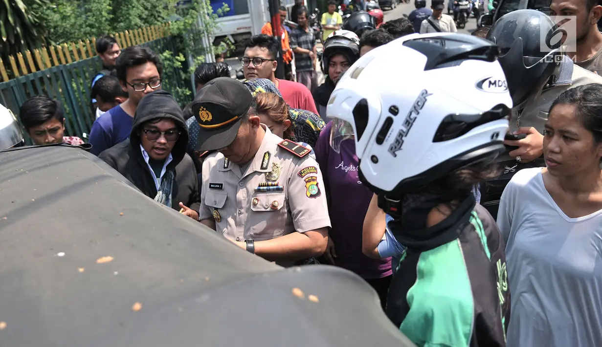 Aparat kepolisian melakukan pendataan di lokasi penemuan jasad sopir bajaj di kawasan Utan Kayu, Jakarta, Rabu (2/5). Dugaan sementara korban tewas akibat sakit. (Merdeka.com/Iqbal Nugroho)