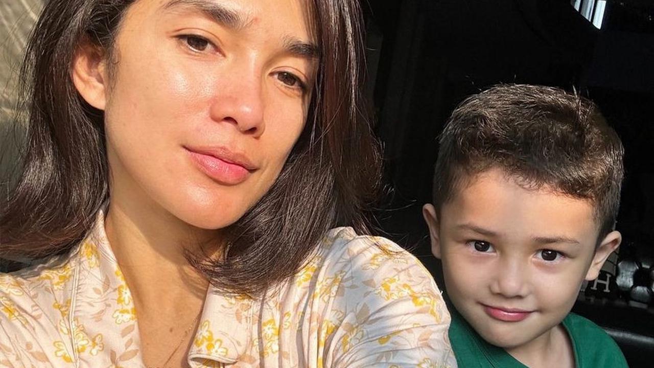 Meskipun terdapat bekas jerawat, Ussy Sulistiawaty tetap percaya diri berpose selfie tanpa menggunakan riasan.<br>